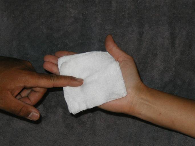 Description: Z:\Ski Patrol\refresher\Bandages\BandagePalm\PalmFigure8Bandage_files\image002.jpg