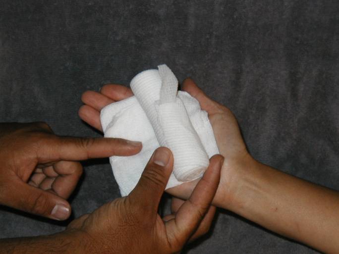 Description: Z:\Ski Patrol\refresher\Bandages\BandagePalm\PalmFigure8Bandage_files\image004.jpg
