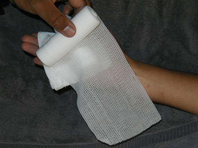 Description: Z:\Ski Patrol\refresher\Bandages\BandagePalm\PalmFigure8Bandage_files\image006.jpg