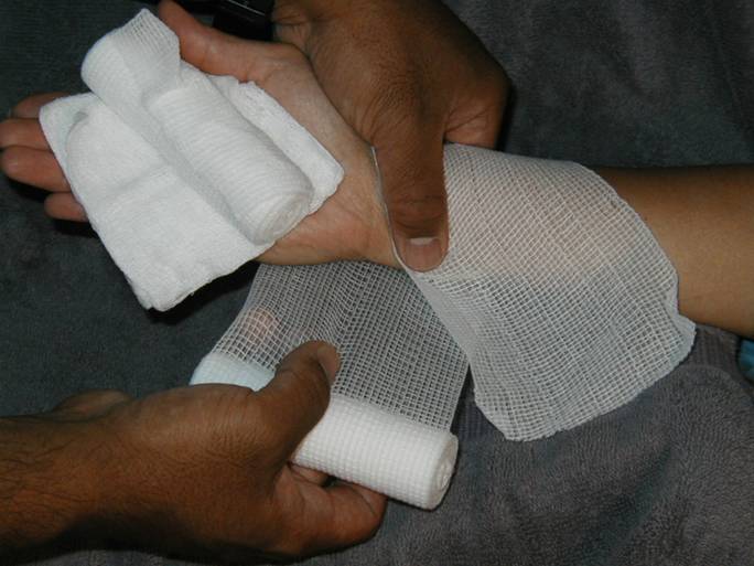 Description: Z:\Ski Patrol\refresher\Bandages\BandagePalm\PalmFigure8Bandage_files\image008.jpg