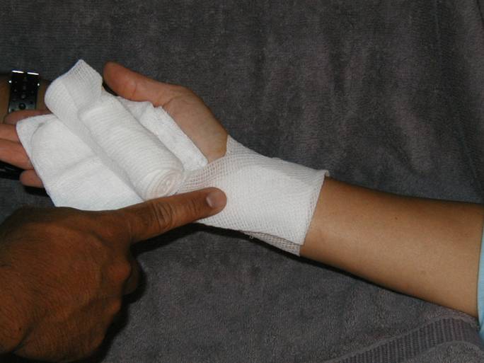 Description: Z:\Ski Patrol\refresher\Bandages\BandagePalm\PalmFigure8Bandage_files\image010.jpg