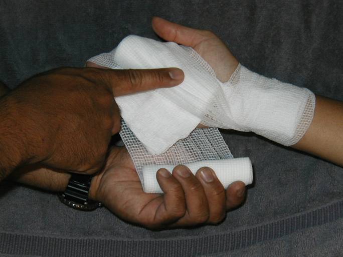 Description: Z:\Ski Patrol\refresher\Bandages\BandagePalm\PalmFigure8Bandage_files\image012.jpg